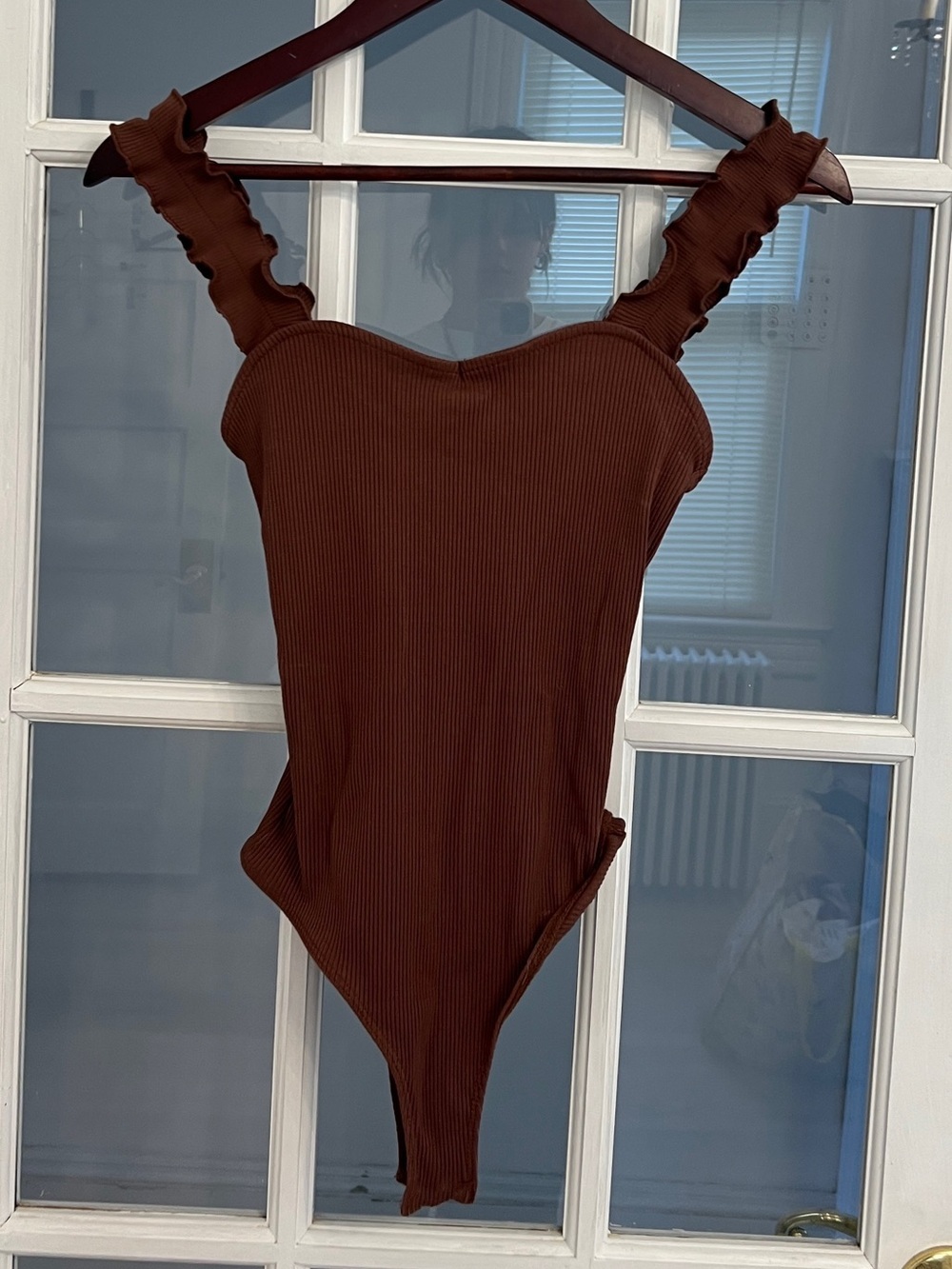 CHARLOTTE AVERY Women's Brown Ribbed Ruffle Strap Sleeveless Bodysuit Size M